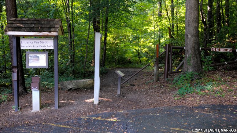 Trailhead at the right side of the parking lot at Powers Island, Chattahoochee River National Recreation Area