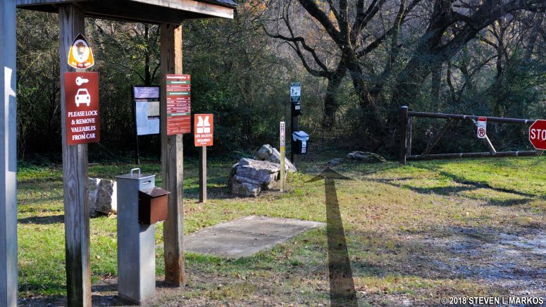 Short trail at the Johnson Ferry South parking lot that ends at the Chattahoochee River