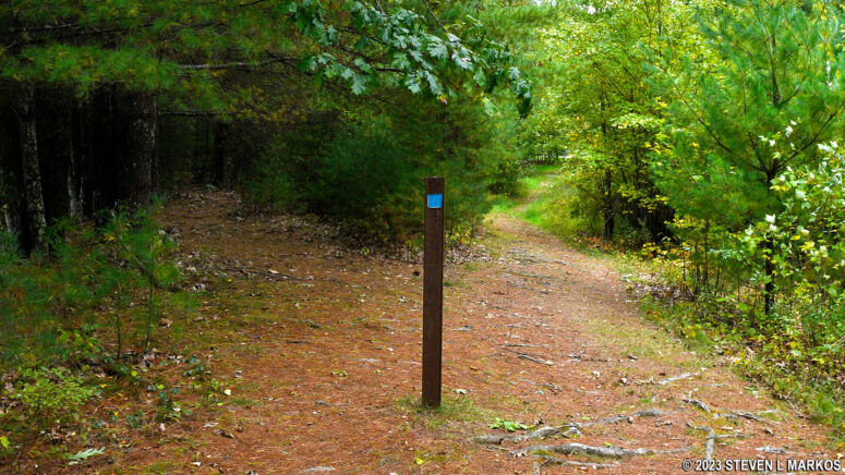 Fork to the Cliff Park Trailhead parking area on the northwest side of the Pond Loop Trail, Delaware Water Gap National Recreation Area