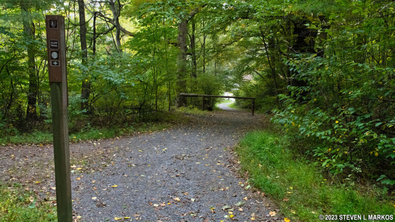 Intersection of the Hackers Trail and the Cliff Trail near Raymondskill Road in Delaware Water Gap National Recreation Area