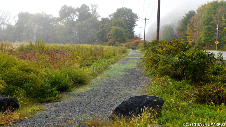 Start of the McDade Trail at the Conashaugh parking area on Federal Road, Delaware Water Gap National Recreation Area