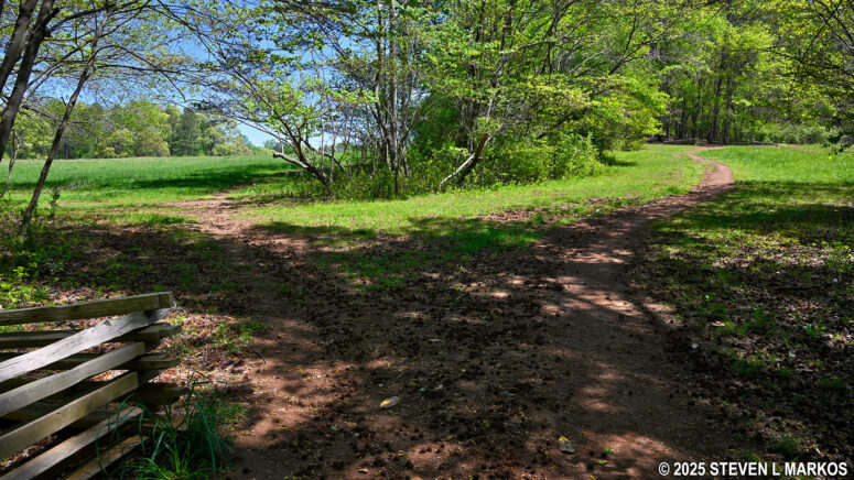Fork at the western end of the 24-Gun Battery Trail leads to a parallel trail along the open field, Kennesaw Mountain National Battlefield Park