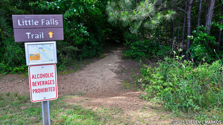 Trailhead at the Little River Falls Picnic Area for the Little Falls Trail, Little River Canyon National Preserve