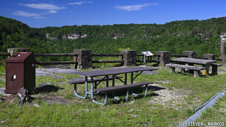 Picnic tables at the Canyon View Overlook on the Canyon Rim Drive, Little River Canyon National Preserve