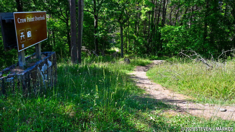 Trail from the parking lot to the Crow Point Overlook on the Canyon Rim Drive, Little River Canyon National Preserve