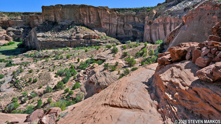 Narrow ledge path along the canyon wall on the White House Trail at Canyon de Chelly National Monument