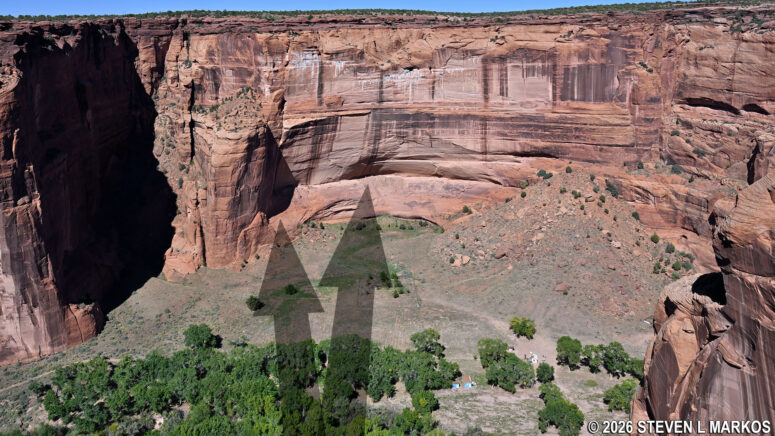 Location of the Sliding House ruins when standing at the left-side viewpoint at the Sliding House Overlook, Canyon de Chelly National Monument