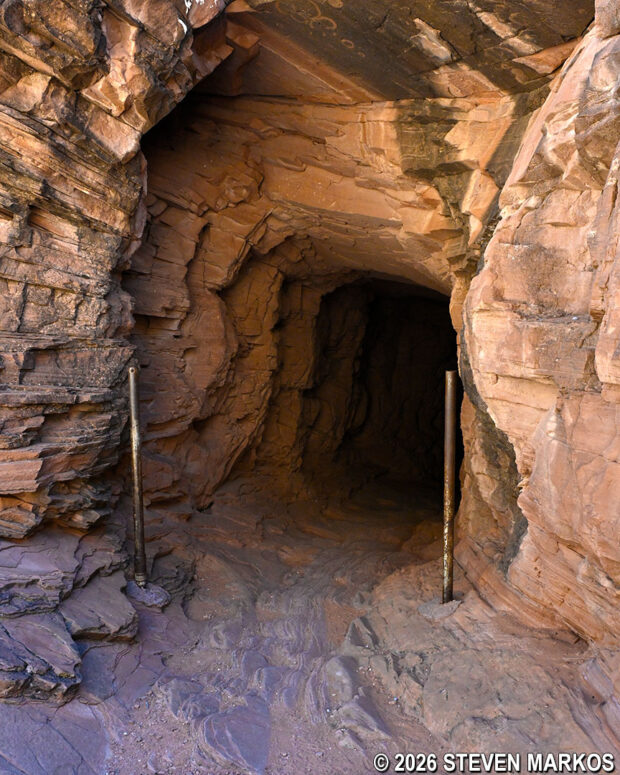 Tunnel on the path of the White House Trail before the canyon floor at Canyon de Chelly National Monument