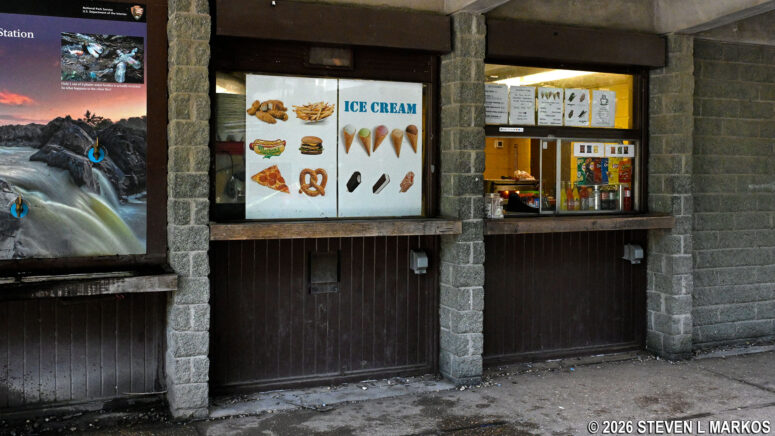 Concession stand in the courtyard between the two buildings of the Visitor Center at Great Falls Park in Virginia