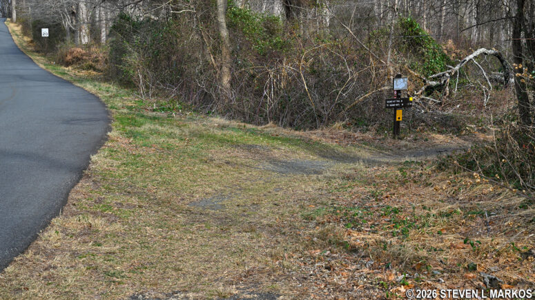Trailhead for hiking the Grand Parade Trail in the clockwise direction from the Wick House, Morristown National Historical Park